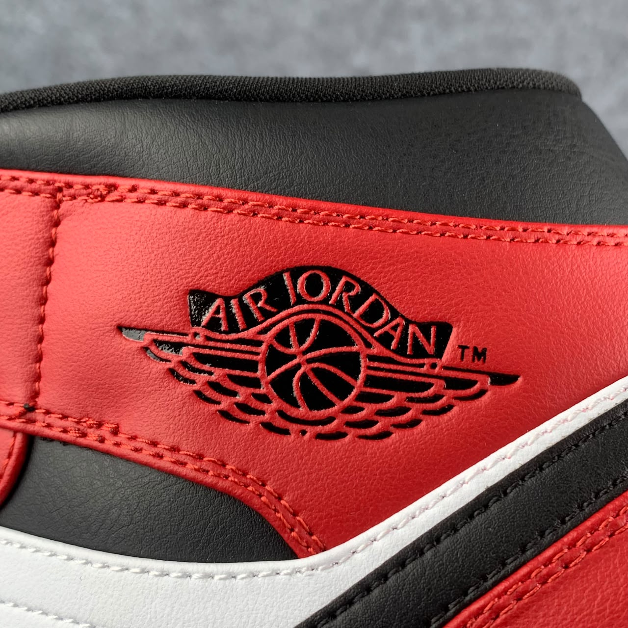 Air Jordan 1 Mid 'Chicago Black Toe'